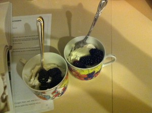 Ginnis Tonik_blackberries with whipped cream and thyme
